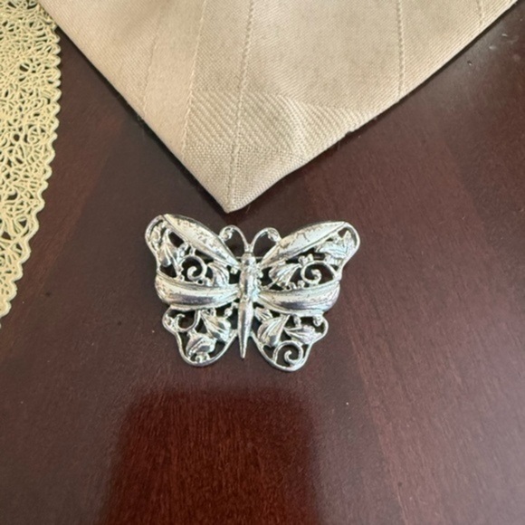 Vintage Jewelry - Vintage Silver Tone Tone Brooch